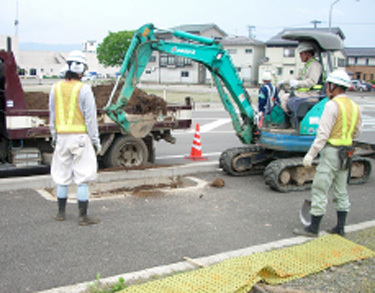 底に肥料入りの植栽用土を入れる。